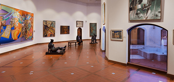 חדר במוזיאון ובו תמונות אומנות תלויות על הקירות ופסלים על הרצפה