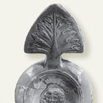 תצלום של חלק מכלי תאורה עתיק ובו ידית מעוטרת בצורת עלה וקערית עגולה מעוטרת