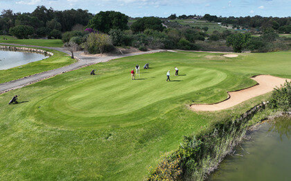 מדשאות מועדון הגולף צילום רחפן ומספר אנשים משחקים גולף
