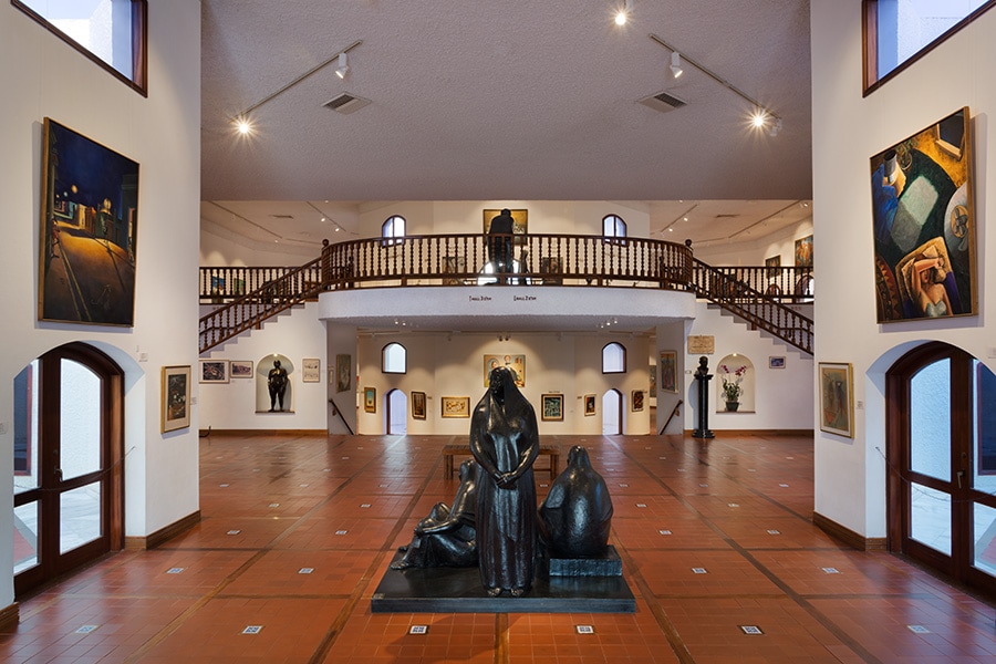 תצלום של מוזיאון ראלי מבפנים: מסדרון רחב ידיים המוביל אל חדר גדול ממנו. במרכז המסדרון פסל של כמה דמויות.