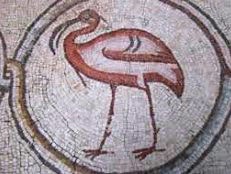חלק מפסיפס עתיק ובו נראית ציפור במרכז מדליון הקשור למדליונים שלצידו