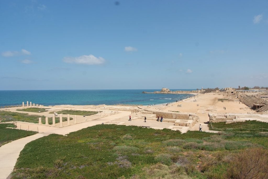 תצלום של עתיקות הגן הלאומי קיסריה.
נראים בו בין השאר טורי עמודים, רחבה גדולה, שלאורכה מצד אחד הים ומצד שני שורות של ספסלי אבן.
