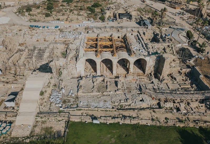 תצלום מן האוויר של שרידי הקמרונות ושחזורם ושל השטח הסובב אותם, שגם הוא בתהליכי חשיפה ושחזור