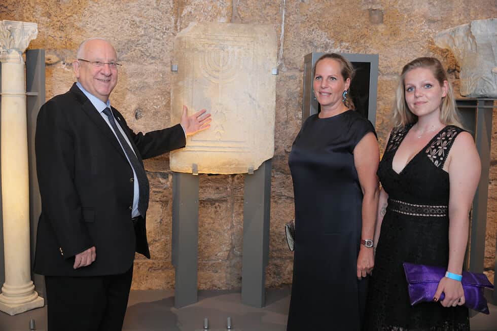 הברונית אריאן דה רוטשילד ובתה מצולמות עם נשיא המדינה לשעבר ראובן ריבלין, וביניהם מוצג מוזיאוני: לוח אבן שעליו מסותתת מנורה עם שבעה קנים.
