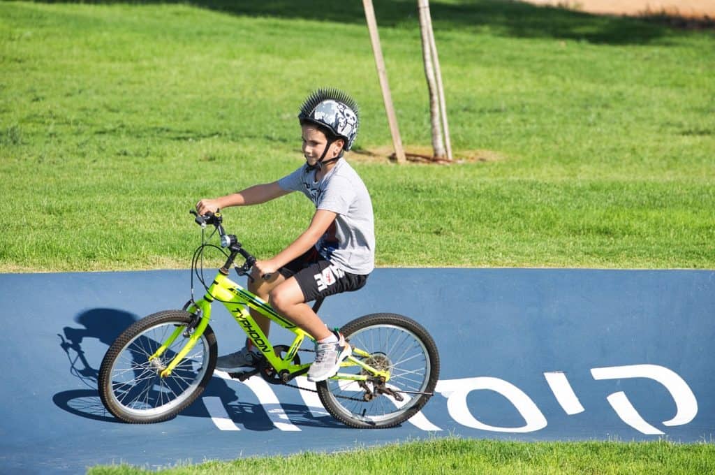 ילד רוכב על אופניים במסלול הפאמפפארק.