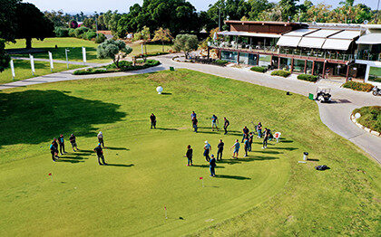 מבט מלמעלה על קבוצת אנשים במגרש גולף