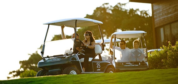 כמה אנשים נוסעים ברכבי גולף
