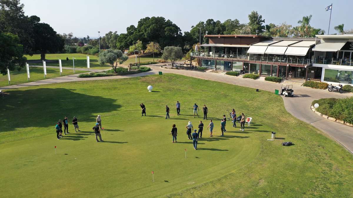 מבט מלמעלה על קבוצת אנשים במגרש גולף