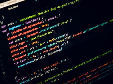 שורות קוד בשפת תכנות במסך מחשב