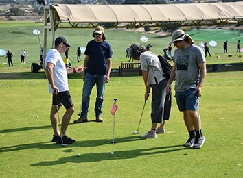4 אנשים משחקים גולף - החברה לפיתוח קיסריה