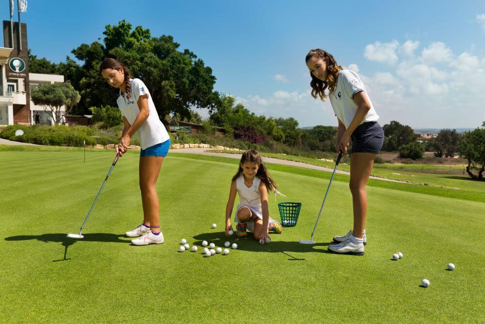 מועדון הגולף - 3 בנות משחקות גולף - החברה לפיתוח קיסריה