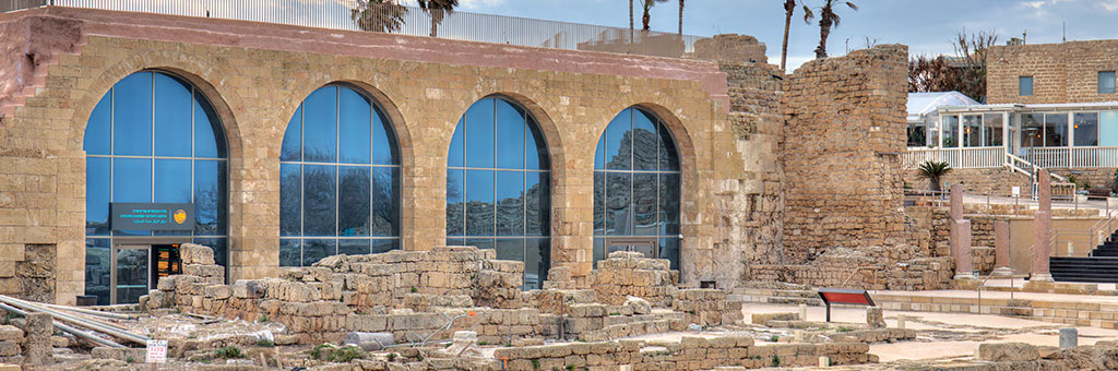 ארבעה קמרונות, הכניסה למרכז המבקרים בנמל קיסריה