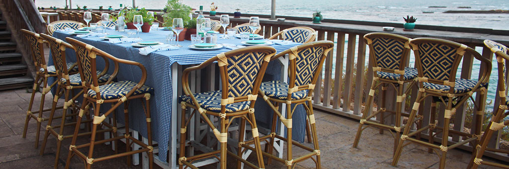 שולחן ערוך על המרפסת לצד חוף הים