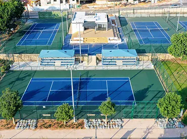 תצלום רחפן של מגרשי טניס בקיסריה