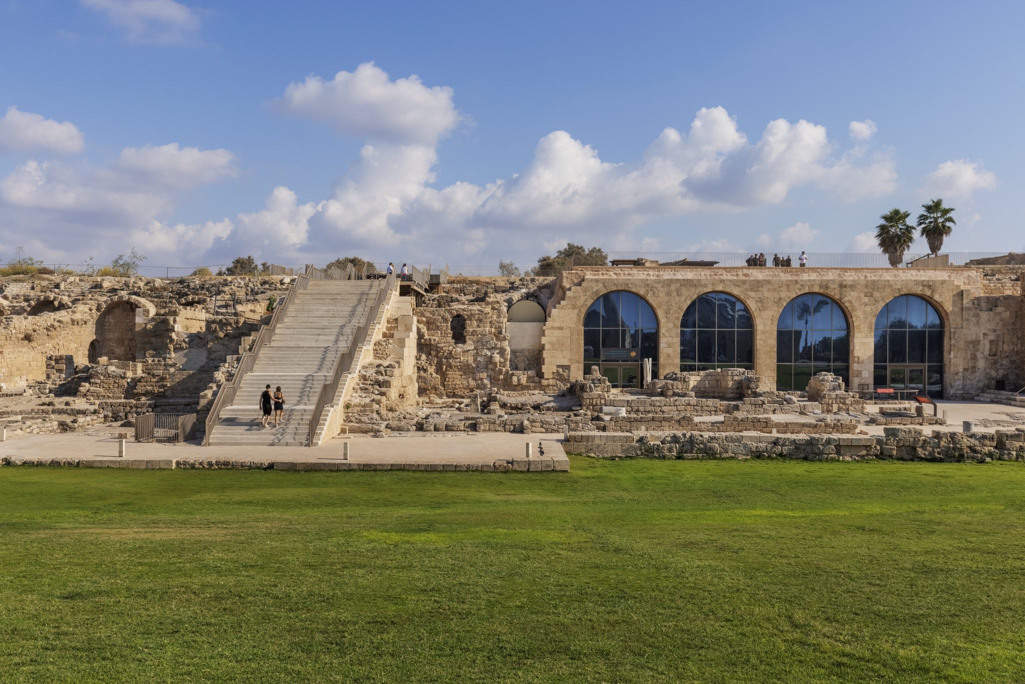 אתרי עתיקות וקולוסיאום בקיסריה, ישראל.