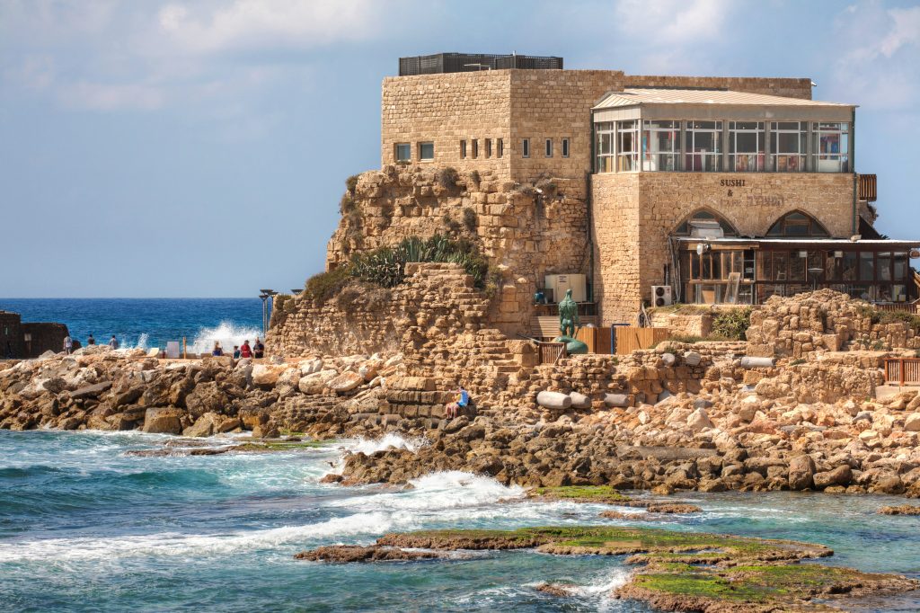 מבנה היסטורי על חוף הים בקיסריה, חלק מפארק תיירותי ופית.