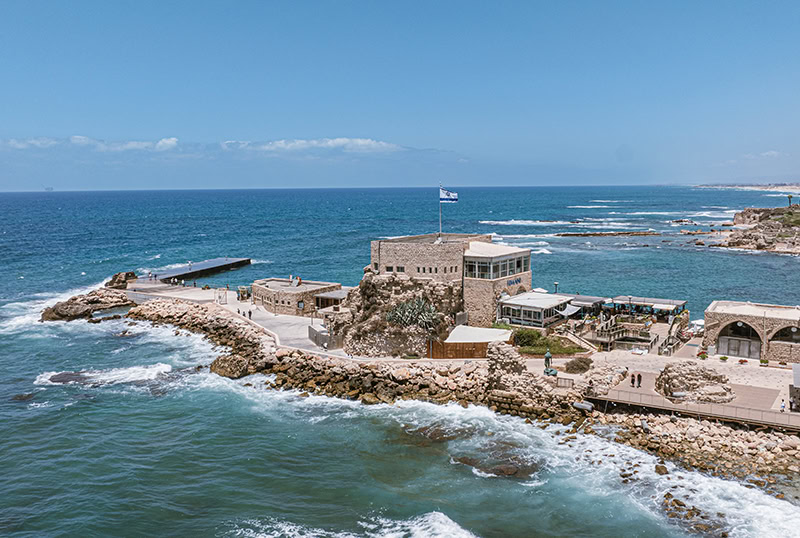 נמל קיסריה העתיק על חוף הים התיכון.