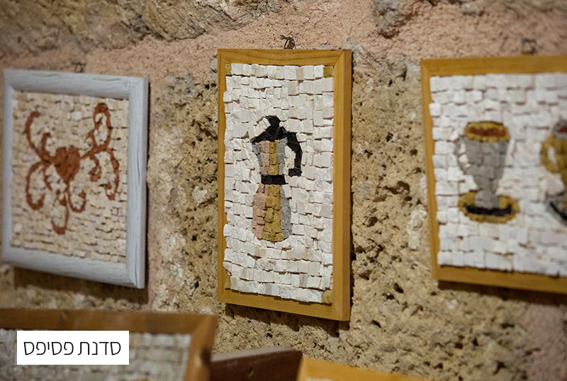 יצירות אמנות מיקרו-אריחים על קיר באטרקציות קיסריה.