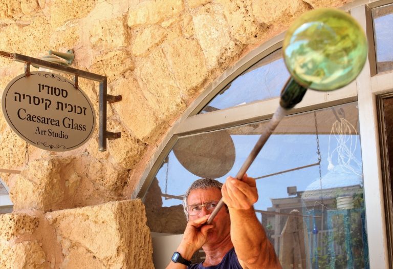הדגמת ניפוח זכוכית